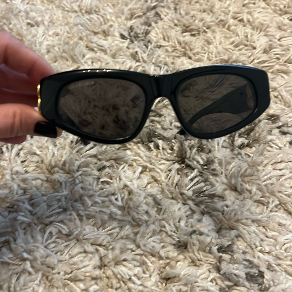 Balenciaga cat eye sunglasses with case. Pre-owned. Black.